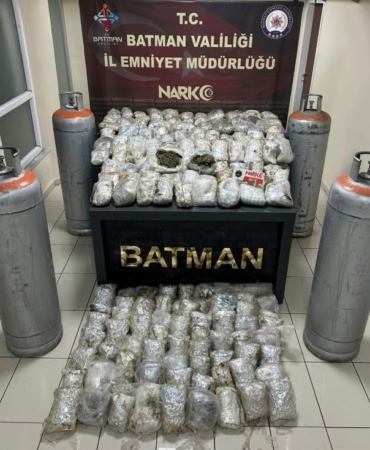 BATMAN'DA SANAYİ TÜPLERİNE ZULALANMIŞ 87,5 KİLO SKUNK ELE GEÇİRİLDİ