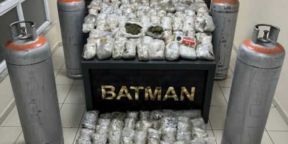BATMAN'DA SANAYİ TÜPLERİNE ZULALANMIŞ 87,5 KİLO SKUNK ELE GEÇİRİLDİ