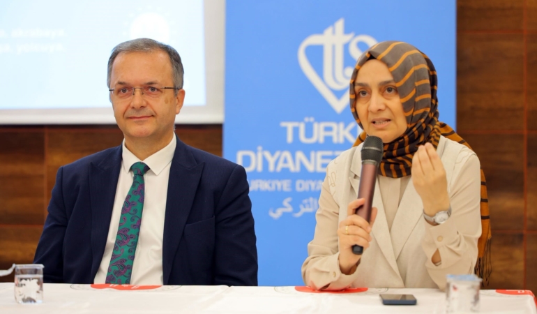 BAYBURT'TA AİLE AHLAKININ TEMEL DEĞERLERİ KONFERANSTA ANLATILDI