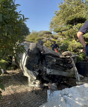 BAYINDIR'DA OTOMOBİL SERAYA DEVRİLDİ: 3 YARALI