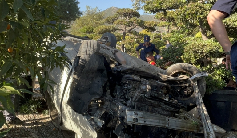 BAYINDIR'DA OTOMOBİL SERAYA DEVRİLDİ: 3 YARALI