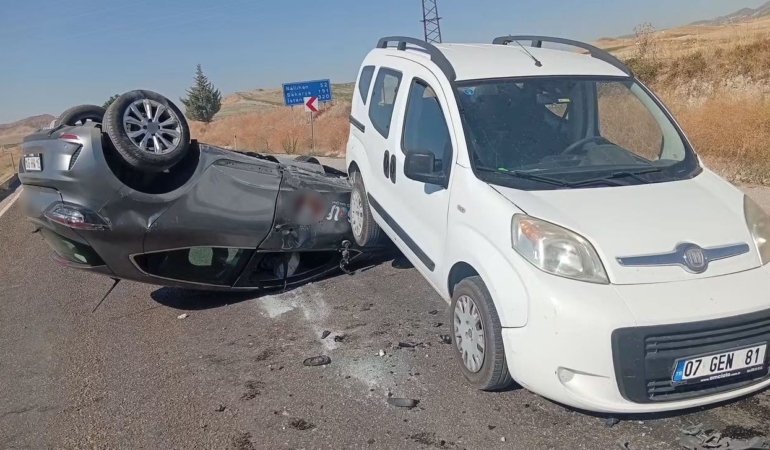 BEYPAZARI'NDA OTOMOBİLLERİN ÇARPIŞTIĞI KAZADA 3 KİŞİ YARALANDI