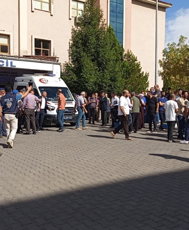 BİNGÖL'DE KAFASI ASANSÖRE SIKIŞAN ÖĞRENCİ YARALANDI