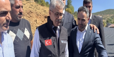 BİNGÖL'DE KÖY YOLLARI SICAK ASFALTLA YENİLENİYOR: HEDEF BU YIL 100 KİLOMETRE