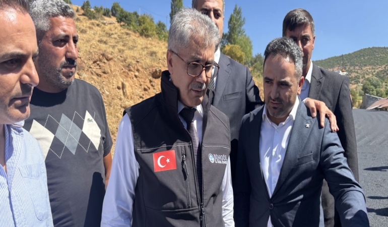 BİNGÖL'DE KÖY YOLLARI SICAK ASFALTLA YENİLENİYOR: HEDEF BU YIL 100 KİLOMETRE
