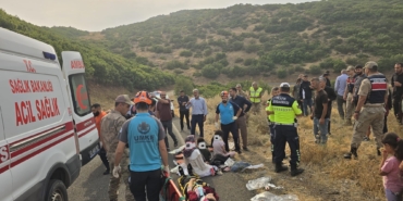 BİNGÖL'DE MİNİBÜS ŞARAMPOLE YUVARLANDI: 10 YARALI