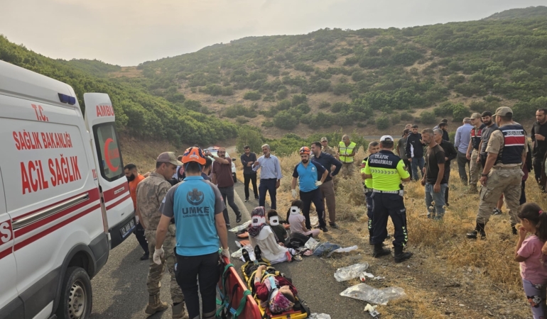 BİNGÖL'DE MİNİBÜS ŞARAMPOLE YUVARLANDI: 10 YARALI