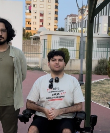 BİR GÜNLÜĞÜNE AKÜLÜ SANDALYEYE BİNDİ, ENGELLERİ YAŞAYARAK GÖRDÜ