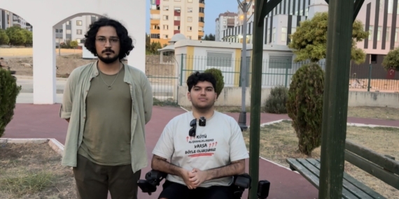Kadirli’de farkındalık için bir günlüğüne akülü sandalyeye bindi