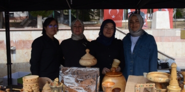 'BİR İYİLİK, BİR UMUT, BİR ÇOCUĞUN GELECEĞİNE DOKUNSUN' SLOGANIYLA ÜNİVERSİTE ÖĞRENCİLERE DESTEK İÇİN BİR ARAYA GELDİLER POLİS EŞLERİ DERNEĞİ BİLECİK ŞUBESİ BAŞKANI SİBEL ÇAĞLAR: "ÜNİVERSİTE ÖĞRENCİLERİMİZE DESTEK OLMAK AMACIYLA GÜZEL BİR HAYIR ÇARŞISI DÜZENLEDİK"