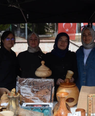 'BİR İYİLİK, BİR UMUT, BİR ÇOCUĞUN GELECEĞİNE DOKUNSUN' SLOGANIYLA ÜNİVERSİTE ÖĞRENCİLERE DESTEK İÇİN BİR ARAYA GELDİLER POLİS EŞLERİ DERNEĞİ BİLECİK ŞUBESİ BAŞKANI SİBEL ÇAĞLAR: "ÜNİVERSİTE ÖĞRENCİLERİMİZE DESTEK OLMAK AMACIYLA GÜZEL BİR HAYIR ÇARŞISI DÜZENLEDİK"