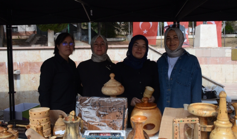 'BİR İYİLİK, BİR UMUT, BİR ÇOCUĞUN GELECEĞİNE DOKUNSUN' SLOGANIYLA ÜNİVERSİTE ÖĞRENCİLERE DESTEK İÇİN BİR ARAYA GELDİLER POLİS EŞLERİ DERNEĞİ BİLECİK ŞUBESİ BAŞKANI SİBEL ÇAĞLAR: "ÜNİVERSİTE ÖĞRENCİLERİMİZE DESTEK OLMAK AMACIYLA GÜZEL BİR HAYIR ÇARŞISI DÜZENLEDİK"