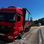 BOLU'DA İKİ KAMYON ÇARPIŞTI: 1 YARALI