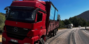 BOLU'DA İKİ KAMYON ÇARPIŞTI: 1 YARALI