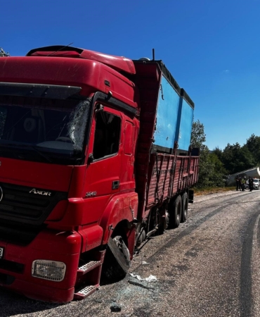 BOLU'DA İKİ KAMYON ÇARPIŞTI: 1 YARALI