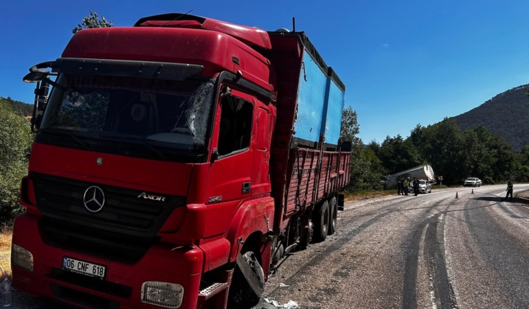 BOLU'DA İKİ KAMYON ÇARPIŞTI: 1 YARALI