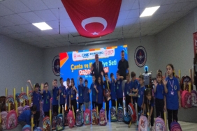 BU İLÇEDE OKULA BAŞLAYAN TÜM ÖĞRENCİLERE ÇANTA VE KIRTASİYE SETİ HEDİYE