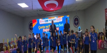 BU İLÇEDE OKULA BAŞLAYAN TÜM ÖĞRENCİLERE ÇANTA VE KIRTASİYE SETİ HEDİYE