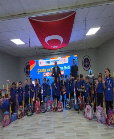 BU İLÇEDE OKULA BAŞLAYAN TÜM ÖĞRENCİLERE ÇANTA VE KIRTASİYE SETİ HEDİYE