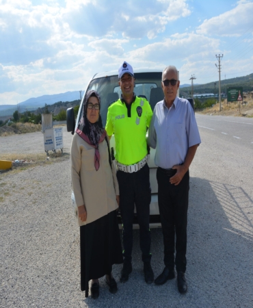 BULAŞIK YIKAMA CEZASIYLA TÜRKİYE'NİN YÜZÜNÜ GÜLDÜREN TRAFİK POLİSİ KONUŞTU: "O SICAKTA GÖNLÜM EL VERMEDİ" CEZA YEMEMEK İÇİN YOLDA EŞİNİ İNDİRİP SÜRÜCÜYE BULAŞIK CEZASI KESEN TRAFİK POLİSİ O ANLARI ANLATTI POLİS İLE GÜLÜMSETEN DİYALOGLARA GİREN SÜRÜCÜ: "AĞIR BİR CEZA VERMİŞ OLDU, CEZAYI AFFETMESİNİ İSTİYORUM"