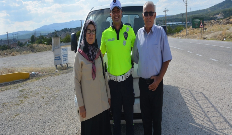BULAŞIK YIKAMA CEZASIYLA TÜRKİYE'NİN YÜZÜNÜ GÜLDÜREN TRAFİK POLİSİ KONUŞTU: "O SICAKTA GÖNLÜM EL VERMEDİ" CEZA YEMEMEK İÇİN YOLDA EŞİNİ İNDİRİP SÜRÜCÜYE BULAŞIK CEZASI KESEN TRAFİK POLİSİ O ANLARI ANLATTI POLİS İLE GÜLÜMSETEN DİYALOGLARA GİREN SÜRÜCÜ: "AĞIR BİR CEZA VERMİŞ OLDU, CEZAYI AFFETMESİNİ İSTİYORUM"