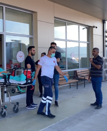 BURDUR'DAKİ 1 KİŞİNİN ÖLÜMÜYLE SONUÇLANAN DİYALİZ DAVASINDA İLK PROJEYİ HAZIRLAYAN SANIK MÜHENDİS: "PROJEDE DEĞİŞİKLİK YAPILMASAYDI BU OLAY YAŞANMAZDI" DİYALİZ SIRASINDA HASTALARIN VÜCUDUNA ANTİFRİZLİ SU GİRDİĞİ TESPİT EDİLEN VE 1 OLAYDA İLK DURUŞMA GÖRÜLDÜ DİYALİZ SONRASINDA RAHATSIZLANAN HASTA: "11 GÜN YOĞUN BAKIMDA YATTIM VE BUNUN 8 GÜNÜ ENTÜBEYDİM"
