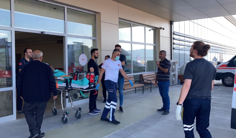 BURDUR'DAKİ 1 KİŞİNİN ÖLÜMÜYLE SONUÇLANAN DİYALİZ DAVASINDA İLK PROJEYİ HAZIRLAYAN SANIK MÜHENDİS: "PROJEDE DEĞİŞİKLİK YAPILMASAYDI BU OLAY YAŞANMAZDI" DİYALİZ SIRASINDA HASTALARIN VÜCUDUNA ANTİFRİZLİ SU GİRDİĞİ TESPİT EDİLEN VE 1 OLAYDA İLK DURUŞMA GÖRÜLDÜ DİYALİZ SONRASINDA RAHATSIZLANAN HASTA: "11 GÜN YOĞUN BAKIMDA YATTIM VE BUNUN 8 GÜNÜ ENTÜBEYDİM"