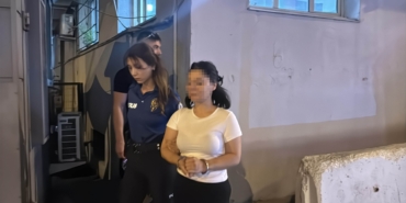 BURSA'DA ALKOLLÜ YAKALANIP OLAY ÇIKARAN KADIN TUTUKLANDI TERS YOLA GİRİP GAZETECİ VE POLİSLERE HAKARET EDEN KADIN TUTUKLANARAK CEZAEVİNE GÖNDERİLDİ