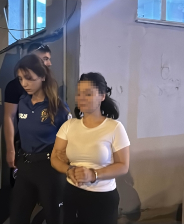 BURSA'DA ALKOLLÜ YAKALANIP OLAY ÇIKARAN KADIN TUTUKLANDI TERS YOLA GİRİP GAZETECİ VE POLİSLERE HAKARET EDEN KADIN TUTUKLANARAK CEZAEVİNE GÖNDERİLDİ
