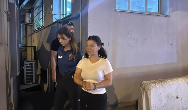 BURSA'DA ALKOLLÜ YAKALANIP OLAY ÇIKARAN KADIN TUTUKLANDI TERS YOLA GİRİP GAZETECİ VE POLİSLERE HAKARET EDEN KADIN TUTUKLANARAK CEZAEVİNE GÖNDERİLDİ