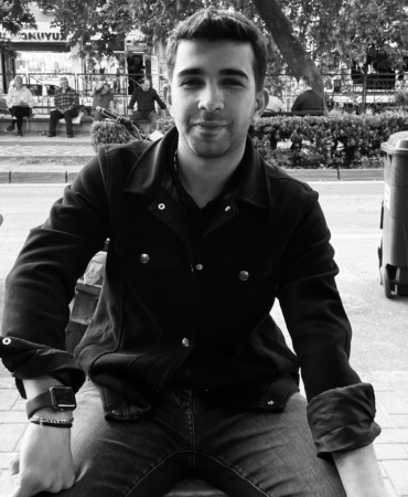 BURSA'DA İKİ OTOMOBİL KAFA KAFAYA ÇARPIŞTI: 1 ÖLÜ, 1 AĞIR YARALI
