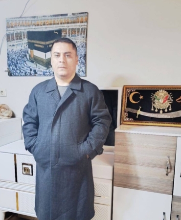 BURSA'DA ORMANDA BULUNAN CESET 8 AYDIR KAYIP TOLGAHAN'A MI AİT GEÇTİĞİMİZ AY KENT ORMANINDA KİMLİĞİ BULUNMUŞTU, DÜN DE CESEDİN YANINDA BULUNAN TESPİHİN 8 AYDIR KAYIP 35 YAŞINDAKİ TOLGAHAN KARAPINAR'A AİT OLDUĞU DÜŞÜNÜLÜYOR ACILI ANNE GÜLLÜ KARAPINAR: "RÜYALARIMDA HEP TOLGAHAN'I GÖRÜYORUM. EŞİMLE BİRLİKTE DNA ÖRNEĞİ VERDİK"