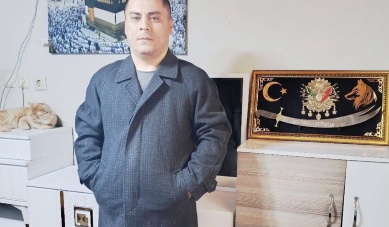 BURSA'DA ORMANDA BULUNAN CESET 8 AYDIR KAYIP TOLGAHAN'A MI AİT GEÇTİĞİMİZ AY KENT ORMANINDA KİMLİĞİ BULUNMUŞTU, DÜN DE CESEDİN YANINDA BULUNAN TESPİHİN 8 AYDIR KAYIP 35 YAŞINDAKİ TOLGAHAN KARAPINAR'A AİT OLDUĞU DÜŞÜNÜLÜYOR ACILI ANNE GÜLLÜ KARAPINAR: "RÜYALARIMDA HEP TOLGAHAN'I GÖRÜYORUM. EŞİMLE BİRLİKTE DNA ÖRNEĞİ VERDİK"