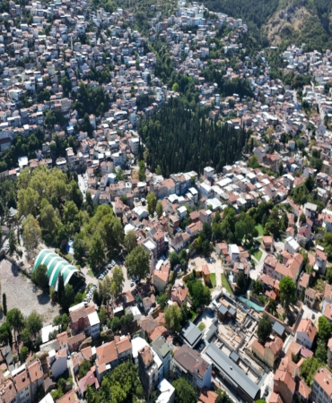 BURSA'DA ÖYLE BİR MAHALLE VAR Kİ SUÇLULAR SOKAĞINDAN GEÇEMİYOR BURSA'NIN O MAHALLESİ KAMERALARLA DONATILDI ÇOCUK VE KADINLARIN RAHAT HAREKET ETTİĞİ MAHALLEDE, VUKUATLAR BİTME NOKTASINA GELDİ PINARBAŞI MAHALLE MUHTARI MEHMET DURSUN: "ARTIK SIKINTI OLUŞTURABİLECEK KİŞİ BİLE SOKAKLARIMIZDAN GEÇMİYOR"