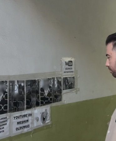 BURSA'DA PASAJ SAHİBİNDEN 'İBRETLİK' ÇÖZÜM: TUVALETİNİ YAPANLARIN FOTOĞRAFINI TEK TEK DUVARA ASTI