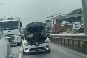 BURSA'DA SEYİR HALİNDEKİ OTOMOBİLİN KAPUTUNU AÇARAK TAMİR YAPTI