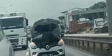 BURSA'DA SEYİR HALİNDEKİ OTOMOBİLİN KAPUTUNU AÇARAK TAMİR YAPTI