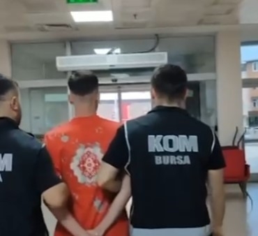 BURSA'DA SUÇ ÖRGÜTLERİNİ ÖVEN PAYLAŞIMLARA OPERASYON: 14 ŞÜPHELİ YAKALANDI BURSA'DA SOKAKLAR ARTIK GÜVENDE GÖZALTINDAKİ ŞAHISLARIN YAPTIĞI SOSYAL MEDYA PAYLAŞIMLARINDA, "BURSA İÇİN MEKAN YAĞMALAMA, MOLOTOFLAMA, ADAM YARALAMA YAPILIR. SAĞLAM KİŞİLER YAZSIN" DEDİKLERİ ORTAYA ÇIKTI PAYLAŞIMLARDA "BURSA İÇİN TETİK İŞİ LAZIM. 2 KİŞİYİZ" İFADELERİ DE DİKKAT ÇEKTİ.