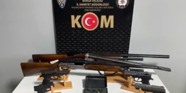 BURSA'DA SUÇ ÖRGÜTLERİYLE BAĞLANTILI ŞAHISLARA OPERASYON: ÇOK SAYIDA SİLAH VE MÜHİMMAT ELE GEÇİRİLDİ