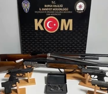BURSA'DA SUÇ ÖRGÜTLERİYLE BAĞLANTILI ŞAHISLARA OPERASYON: ÇOK SAYIDA SİLAH VE MÜHİMMAT ELE GEÇİRİLDİ