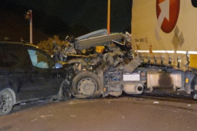 BURSA'DA TIR İLE OTOMOBİL ÇARPIŞTI: 1 ÖLÜ, 7 YARALI