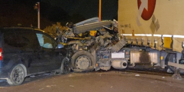 BURSA'DA TIR İLE OTOMOBİL ÇARPIŞTI: 1 ÖLÜ, 7 YARALI