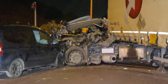 BURSA'DA TIR İLE OTOMOBİL ÇARPIŞTI: 1 ÖLÜ, 7 YARALI