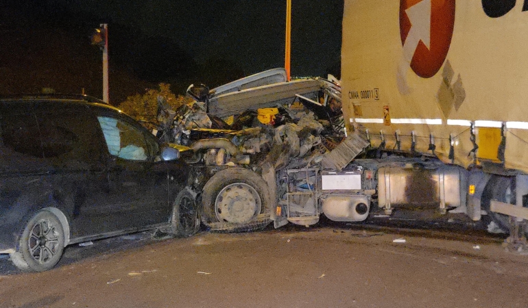 BURSA'DA TIR İLE OTOMOBİL ÇARPIŞTI: 1 ÖLÜ, 7 YARALI