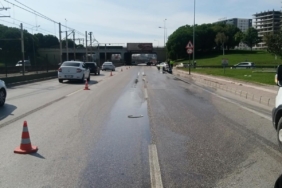 BURSA'DA YOLA DÖKÜLEN KİMYASAL MADDE PANİĞE SEBEP OLDU, TRAFİK KİLİTLENDİ