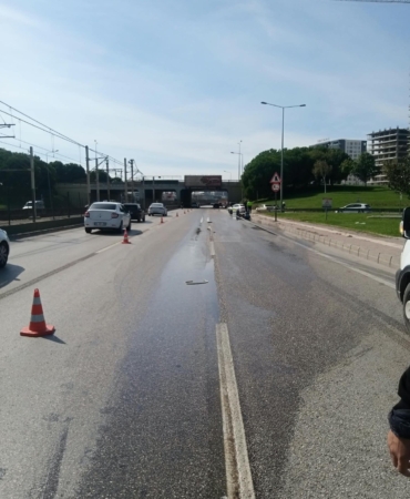 BURSA'DA YOLA DÖKÜLEN KİMYASAL MADDE PANİĞE SEBEP OLDU, TRAFİK KİLİTLENDİ
