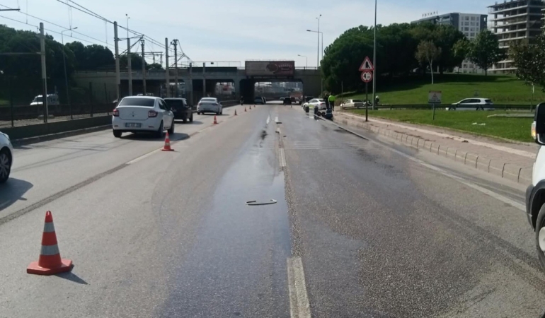 BURSA'DA YOLA DÖKÜLEN KİMYASAL MADDE PANİĞE SEBEP OLDU, TRAFİK KİLİTLENDİ