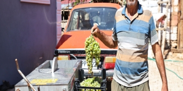 BÜYÜKŞEHİR'DEN ÜZÜM ÜRETİCİLERİNE MAKİNE DESTEĞİ ÜZÜM ÜRETİCİSİ HEM ZAMANDAN HEM PARADAN TASARRUF EDİYOR