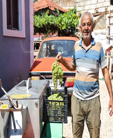 BÜYÜKŞEHİR'DEN ÜZÜM ÜRETİCİLERİNE MAKİNE DESTEĞİ ÜZÜM ÜRETİCİSİ HEM ZAMANDAN HEM PARADAN TASARRUF EDİYOR
