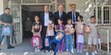 ÇERMİKTE 300 ÖĞRENCİYE OKUL ÇANTASI DAĞITILDI